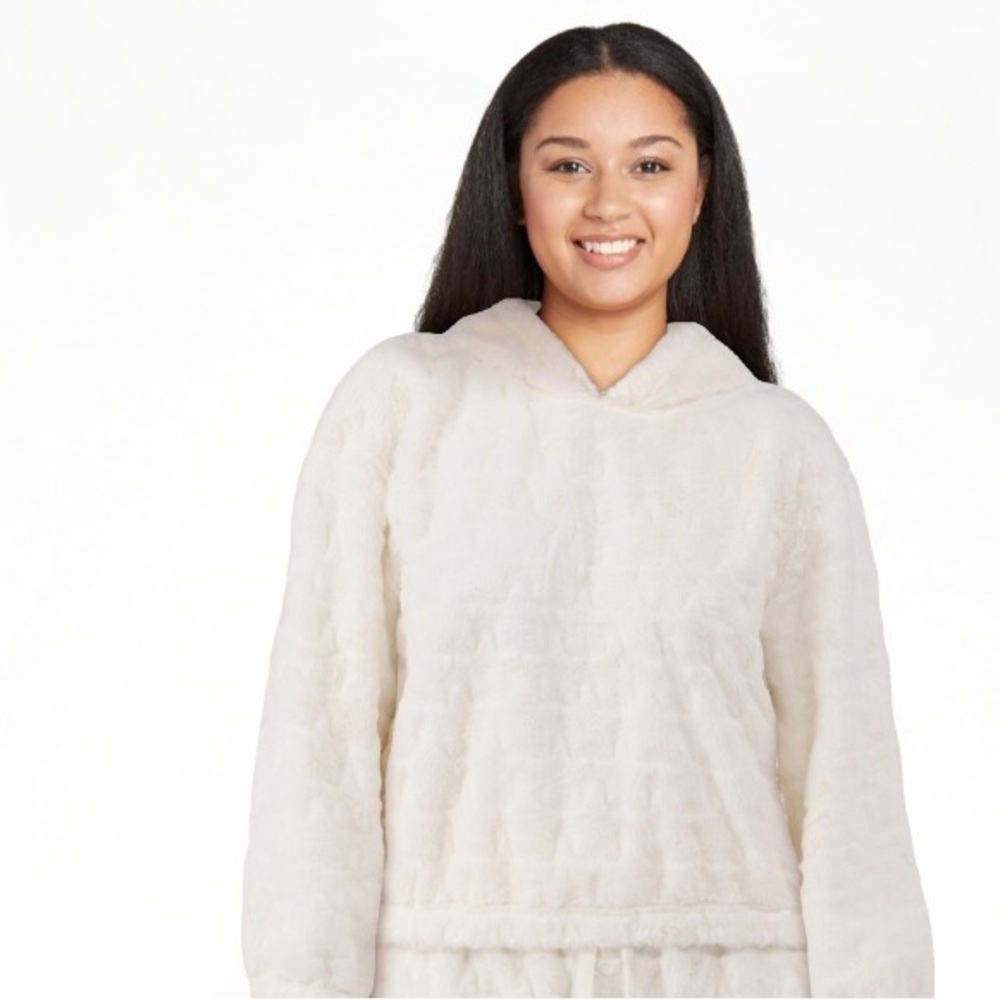 No Boundaries Cozy White Embellished Hooded Sweater! NWT! Size M.